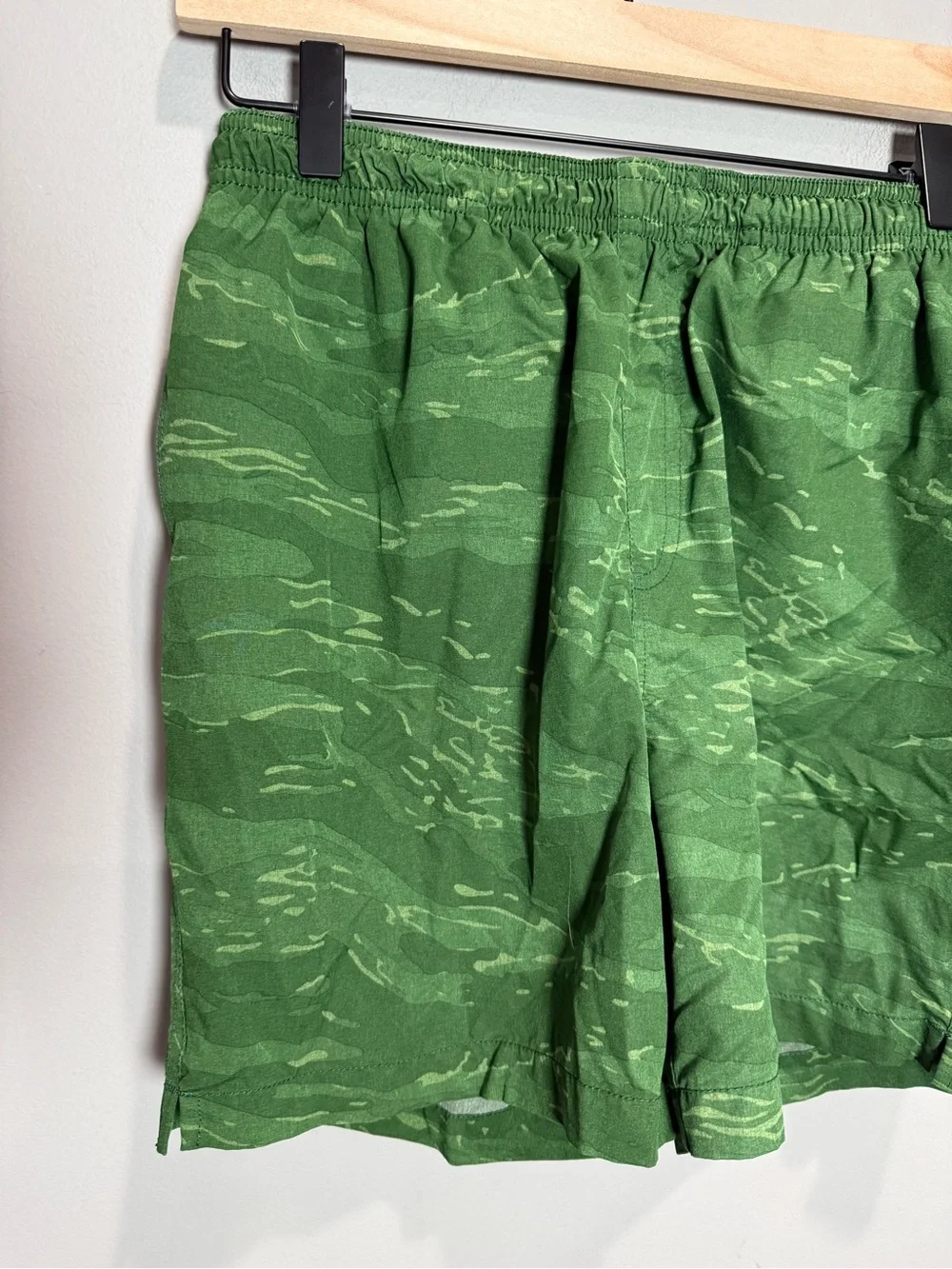 Chubbies Duck & Covers 5.5 Originals Green Camo Shorts Men’s M